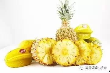 菠萝树下吃瓜,夏日休闲时光