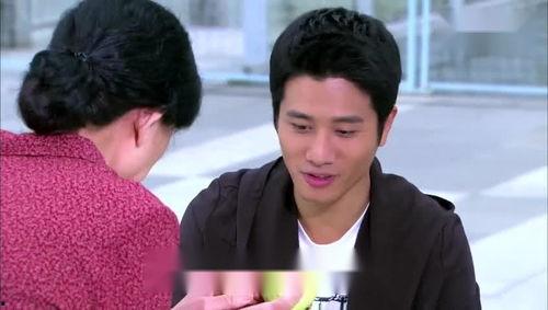 帅哥和大妈吃瓜事件,一场引发网友热议的街头奇遇